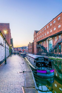 Bir su kanalı merkezi Birmingham, Englan yanında tuğla binaların gün batımı görünümü