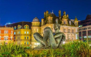 Nehir Çeşme Victoria square Birmingham, Englan önünde gece görünümü