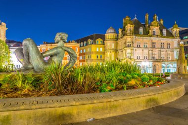 Nehir Çeşme Victoria square Birmingham, Englan önünde gece görünümü