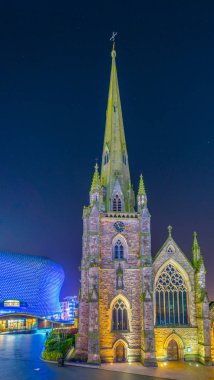 Bullring alışveriş merkezi Birmingham, Englan ile çevrili Saint Martin Kilisesi gece görünümü
