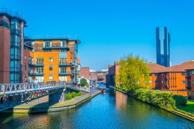 Bir su kanalı merkezi Birmingham, Englan yanında tuğla binaların görünümü