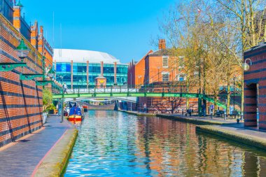 Bir su kanalı merkezi Birmingham, Englan yanında tuğla binaların görünümü