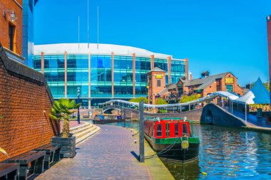 Bir su kanalı merkezi Birmingham, Englan yanında tuğla binaların görünümü