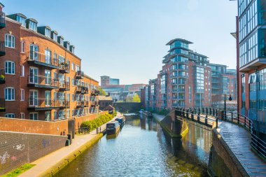 Bir su kanalı merkezi Birmingham, Englan yanında tuğla binaların görünümü