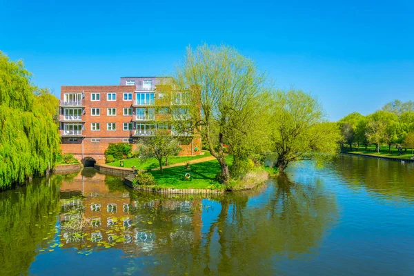 Stratford, Englan, Avon Nehri yanında konut evler görünümünü