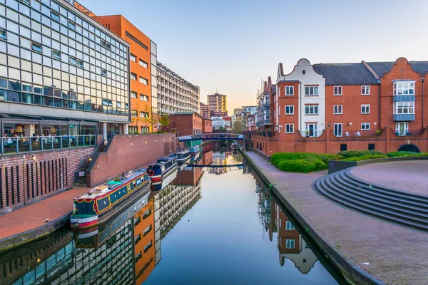 Bir Kanalı Merkezi Birmingham Englan Yanında Tuğla Binaların Gün Batımı — Stok fotoğraf