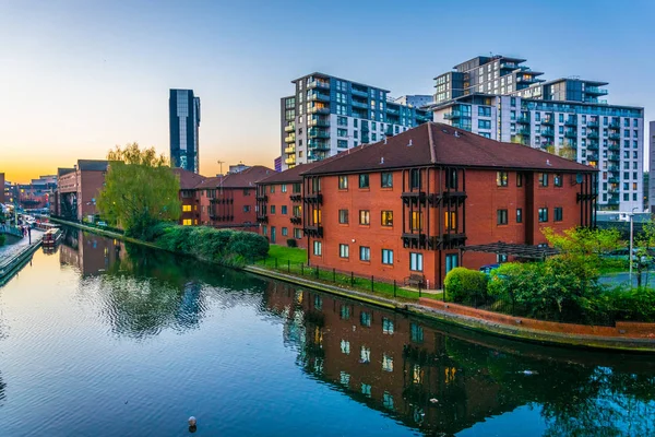 Solnedgången Tegelbyggnader Tillsammans Med Vattenkanal Den Centrala Birmingham Englan — Stockfoto