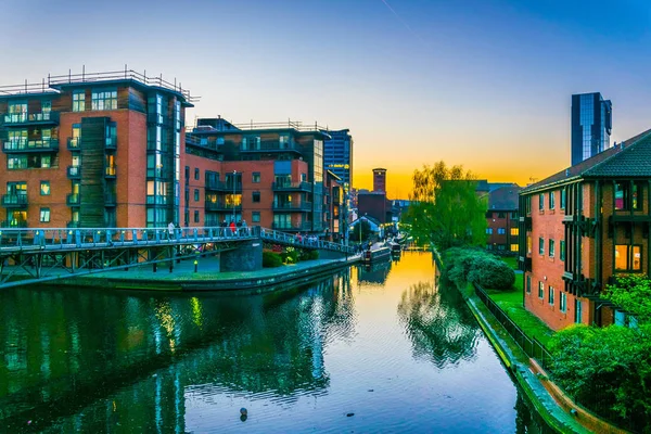 Bir Kanalı Merkezi Birmingham Englan Yanında Tuğla Binaların Gün Batımı — Stok fotoğraf