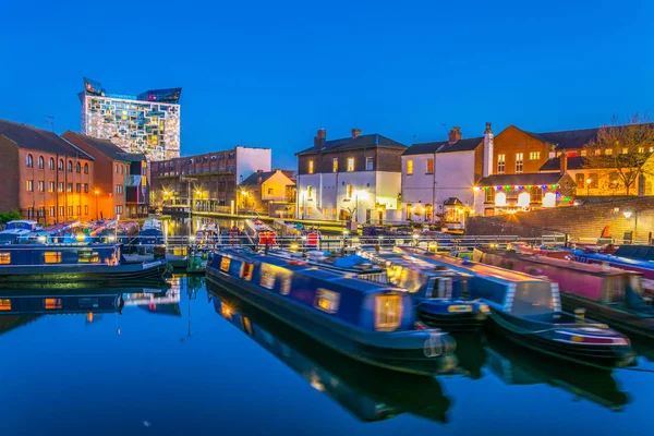 Der Kubus Hinter Backsteingebäuden Neben Einem Wasserkanal Zentralen Birmingham Englan — Stockfoto