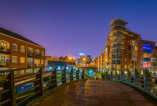 Vista Nocturna Edificios Ladrillo Junto Canal Agua Centro Birmingham Englan —  Fotos de Stock