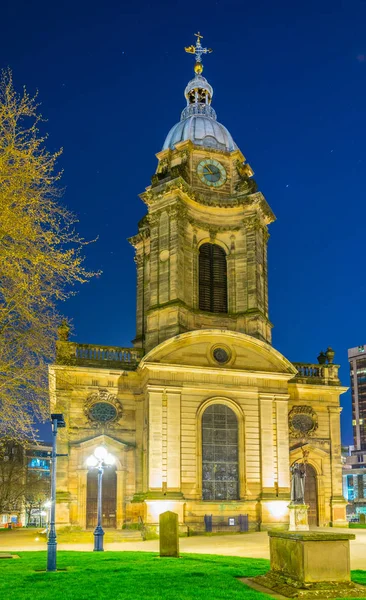 バーミンガム イングランドの聖フィリップ大聖堂の夜景 — ストック写真