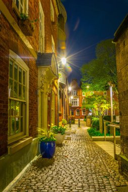Bir ara sokakta Leicester, Englan geçen katedral gece görünümü