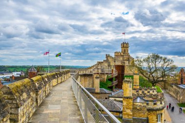 Sur Lincoln kale, Englan