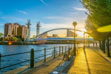Salford quays Manchester, Englan bir yaya köprüsü görünümünü