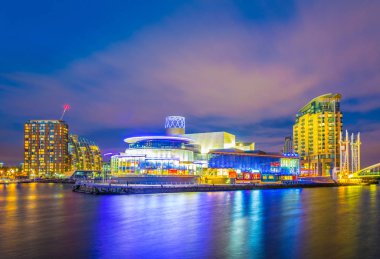 Manchester Lowry tiyatroda günbatımı, Englan sırasında görünümünü