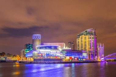 Manchester Lowry tiyatroda günbatımı, Englan sırasında görünümünü