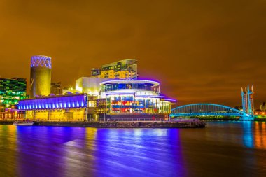 Manchester Lowry tiyatroda günbatımı, Englan sırasında görünümünü