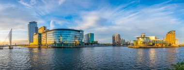 Lowry tiyatro ve mediacity İngiltere'de Manchester, Englan görünümünü
