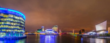 Salford quays Media city İngiltere ile gece Panoraması, Lowry tiyatro ve Imperial savaş Müzesi kuzeye içinde Manchester, Englan