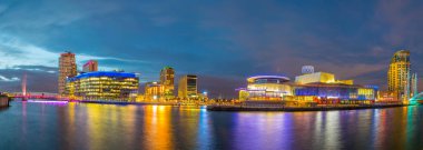 Manchester Lowry tiyatroda günbatımı, Englan sırasında görünümünü