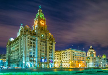 Liverpool, Englan üç Graces binaların gece görünümü