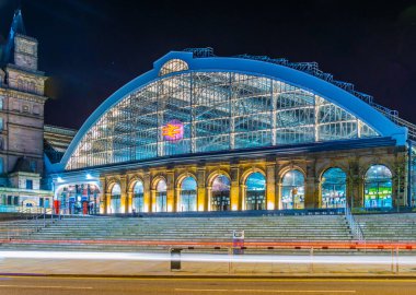 Liverpool, Englan Lime Caddesi'nde tren istasyonunda gece görünümü