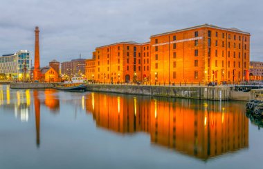 Albert dock ve liverpool, Englan pompa evde gece görünümü
