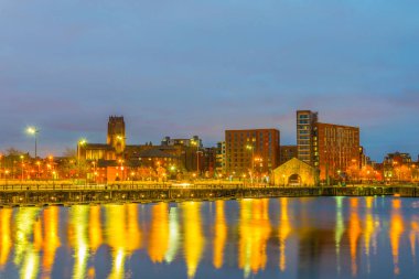 Albert dock cihazından Englan görüntülendi Liverpool Katedrali gece görünümü