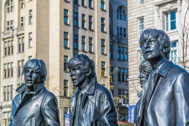 Liverpool, Englan bina Kraliyet karaciğer önünde Beatles heykeli
