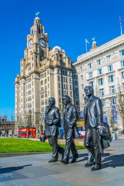 Liverpool, Englan bina Kraliyet karaciğer önünde Beatles heykeli