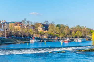 River Dee Chester, Englan yanında konut evler görünümünü