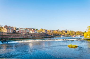 River Dee Chester, Englan yanında konut evler görünümünü