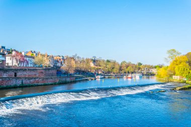 River Dee Chester, Englan yanında konut evler görünümünü