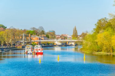 River Dee Chester, Englan yanında konut evler görünümünü