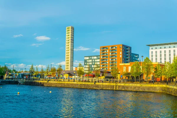 Salford Zona Manchester Con Edificios Residenciales Que Rodean Una Cuenca —  Fotos de Stock