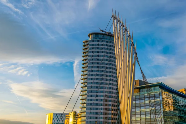 Salford quays Manchester, Englan bir yaya köprüsü görünümünü