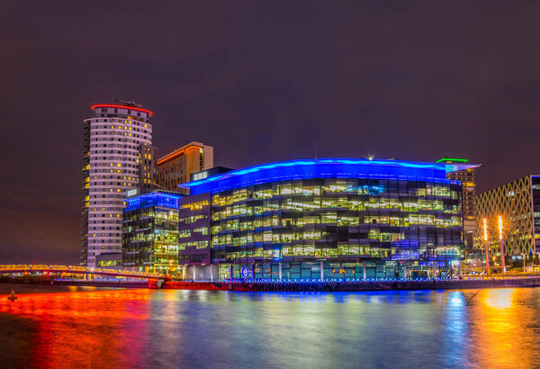 Media City UK в Манчестере во время заката, Англан
