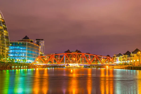 View Illuminated Footbridge Salford Quays Night Manchester Englan — Stock Photo, Image
