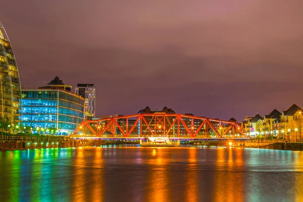 Вид Освещенного Пешеходного Моста Набережных Солфорда Ночью Манчестере Англан — стоковое фото