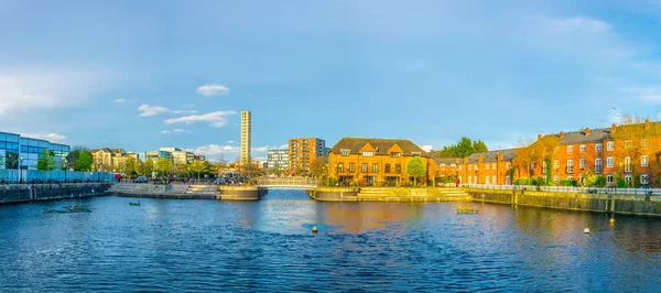 Salford Område Manchester Med Bostadshus Som Omger Bassäng Floden Irwell — Stockfoto