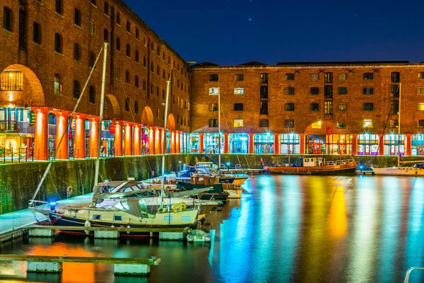 Éjszakai Kilátás Megvilágított Albert Dock Liverpool Englan — Stock Fotó