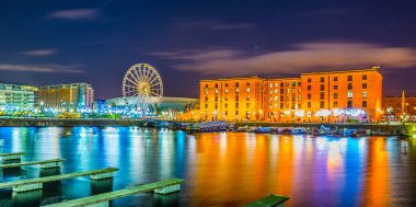Liverpool, Birleşik Krallık, 5 Nisan 2017: Gece görünümü yankı Kongre Merkezi ve albert dock Liverpool, Englan
