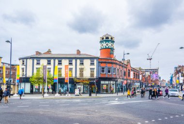 Liverpool, Birleşik Krallık, 6 Nisan 2017: İnsanlar Liverpool, Englan bir sokakta yürüyor