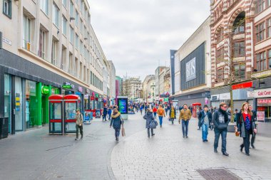 Liverpool, Birleşik Krallık, 6 Nisan 2017: İnsanlar Liverpool, Englan bir sokakta yürüyor