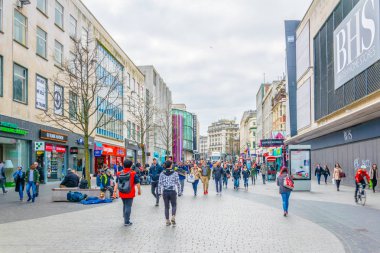 Liverpool, Birleşik Krallık, 6 Nisan 2017: İnsanlar Liverpool, Englan bir sokakta yürüyor