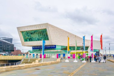 Liverpool, Birleşik Krallık, 6 Nisan 2017: İnsanlar Liverpool Müzesi, Englan geçiyor