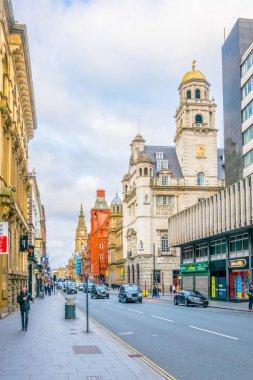 Liverpool, Birleşik Krallık, 6 Nisan 2017: İnsanlar Liverpool, Englan bir sokakta yürüyor