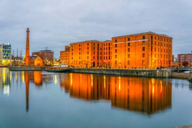 Liverpool, Birleşik Krallık, 6 Nisan 2017: gece görünümü tulumba Liverpool, Englan ve albert dock