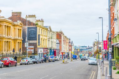 Liverpool, İngiltere, 7 Nisan 2017: İnsanlar Liverpool, Englan bir sokakta yürüyor