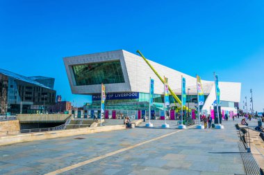 Liverpool, İngiltere, 7 Nisan 2017: İnsanlar Liverpool Müzesi, Englan geçiyor